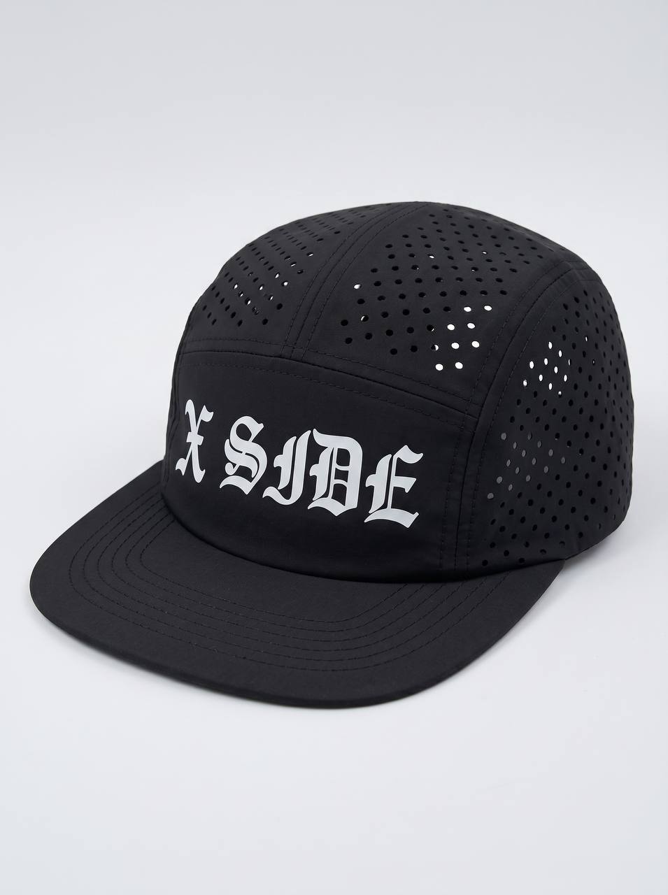 Черная кепка XSIDE Gothic 5-Panel, вид спереди